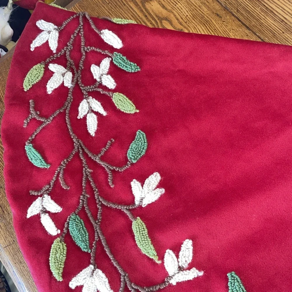 50 BEAUTIFUL Jingles & Joy Tree skirt, looped yarn embroiderybranches and leaves
